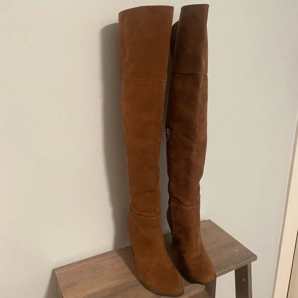 Express Camel Brown Suede KneeHigh Western Riding Boots sz 6 Country Preppy Heel